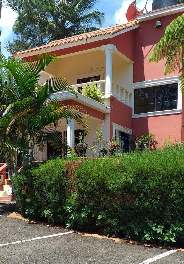 La Famosa Costillas A La Lena Jarabacoa Exterior photo
